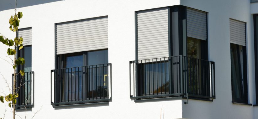 Fenster mit Sturzsicherungsgeländer an einem neu gebauten Wohn-